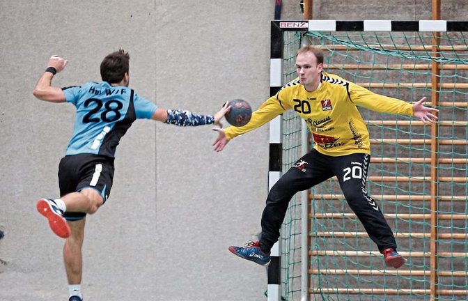 HCME-Torwart Stefan Klose rettet im letzten Spiel seines Teams zwar bei diesem Tempogegenstoß, doch es ändert nichts daran, dass der Gastgeber mit drei Niederlagen Letzter wird.  Foto: Küppers