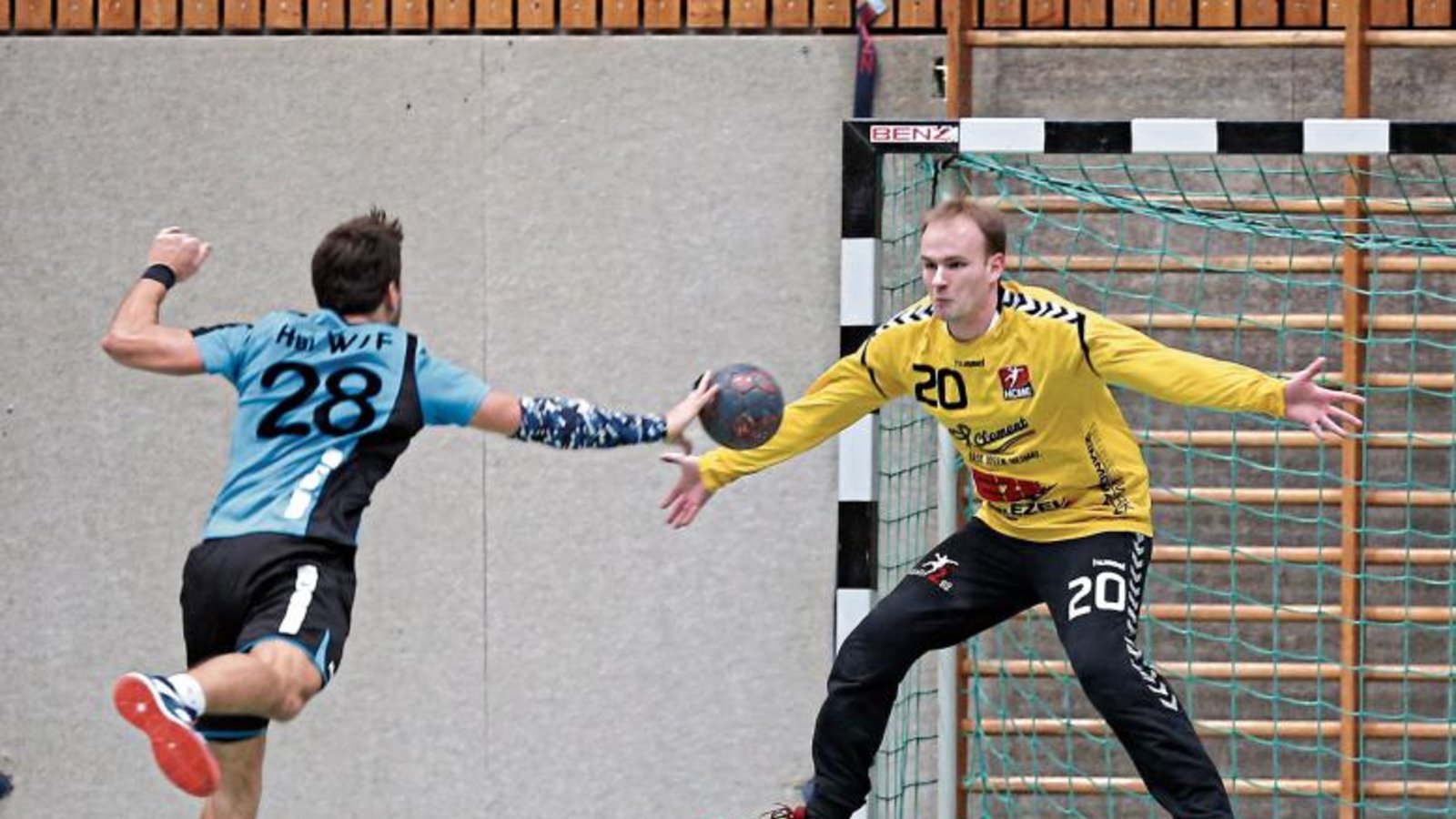 HCME-Torwart Stefan Klose rettet im letzten Spiel seines Teams zwar bei diesem Tempogegenstoß, doch es ändert nichts daran, dass der Gastgeber mit drei Niederlagen Letzter wird.  Foto: Küppers