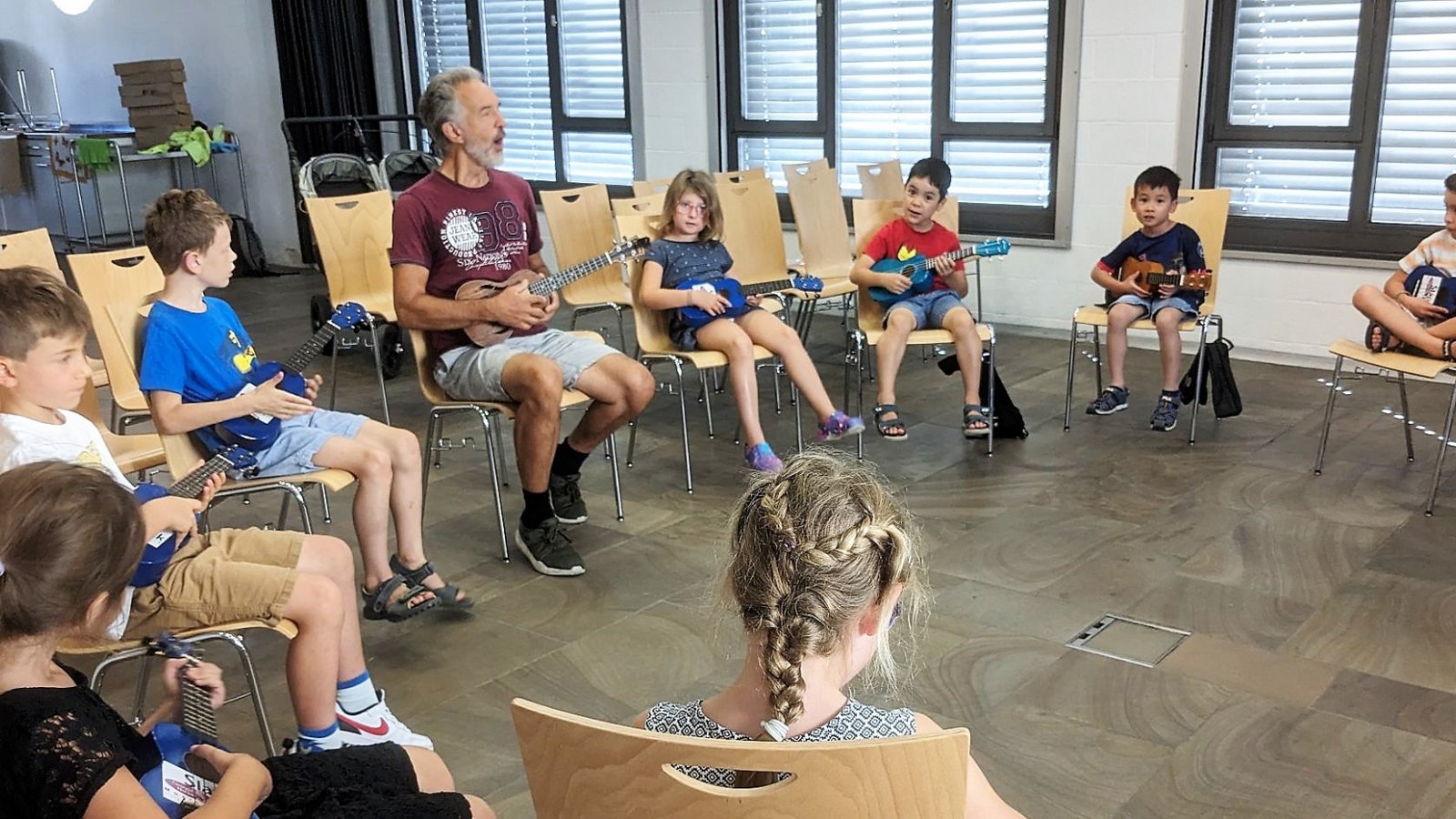 Die Kinder lernen das Spiel auf dem viersaitigen Instrument. Foto: p Die Kinder lernen das Spiel auf dem viersaitigen Instrument. Foto: p