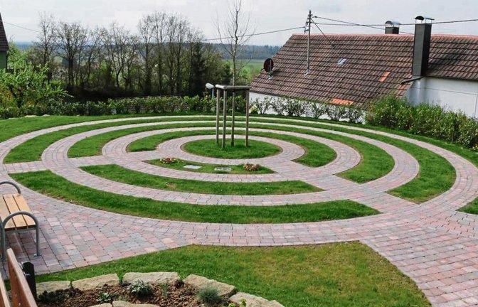 Ähnlich wie in Hohenhaslach (Bild) soll auch in Sersheim ein Urnenbaumgrab entstehen. Fotos: Bögel