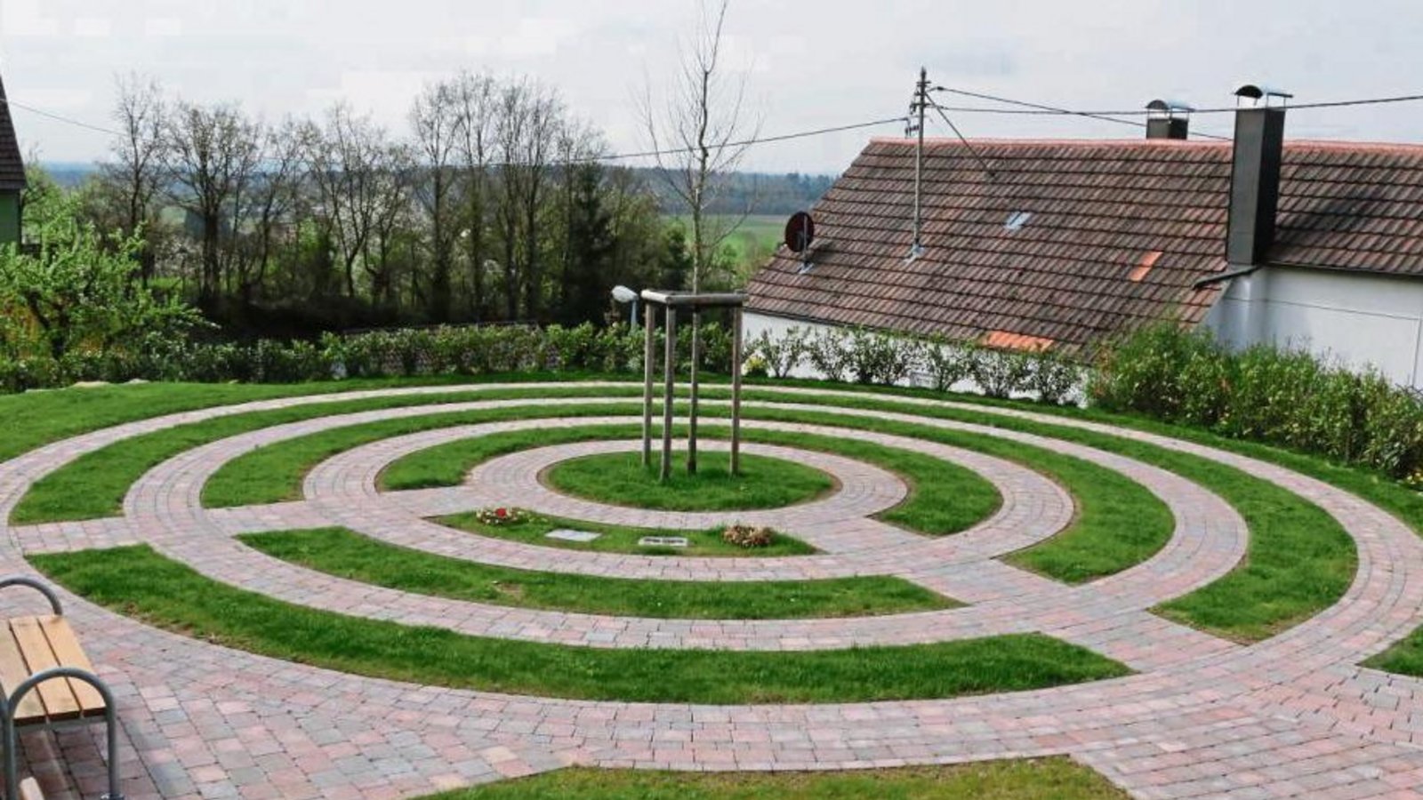 Ähnlich wie in Hohenhaslach (Bild) soll auch in Sersheim ein Urnenbaumgrab entstehen. Fotos: Bögel Ähnlich wie in Hohenhaslach (Bild) soll auch in Sersheim ein Urnenbaumgrab entstehen. Fotos: Bögel