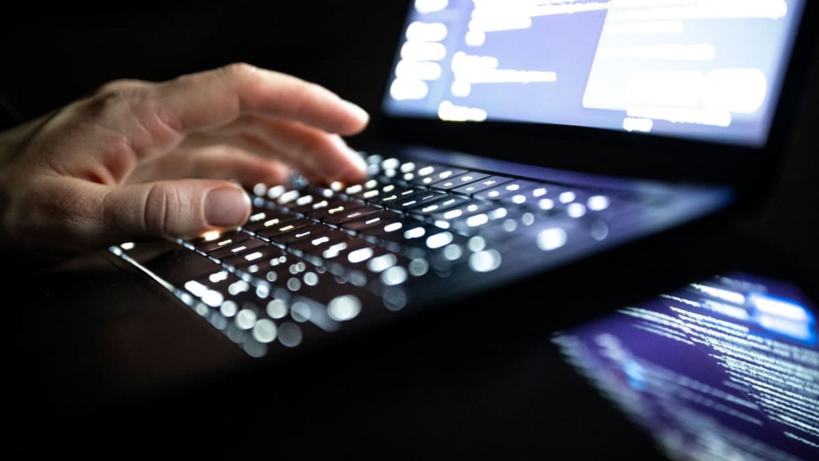 Immer häufiger machen Hacker Unternehmen, Behörden und die kritische Infrastruktur in Deutschland unsicher. Im vergangenen Jahr hat es rund 334.000 Cybercrimefälle gegeben.Philip Dulian/dpa Immer häufiger machen Hacker Unternehmen, Behörden und die kritische Infrastruktur in Deutschland unsicher. Im vergangenen Jahr hat es rund 334.000 Cybercrimefälle gegeben.Philip Dulian/dpa