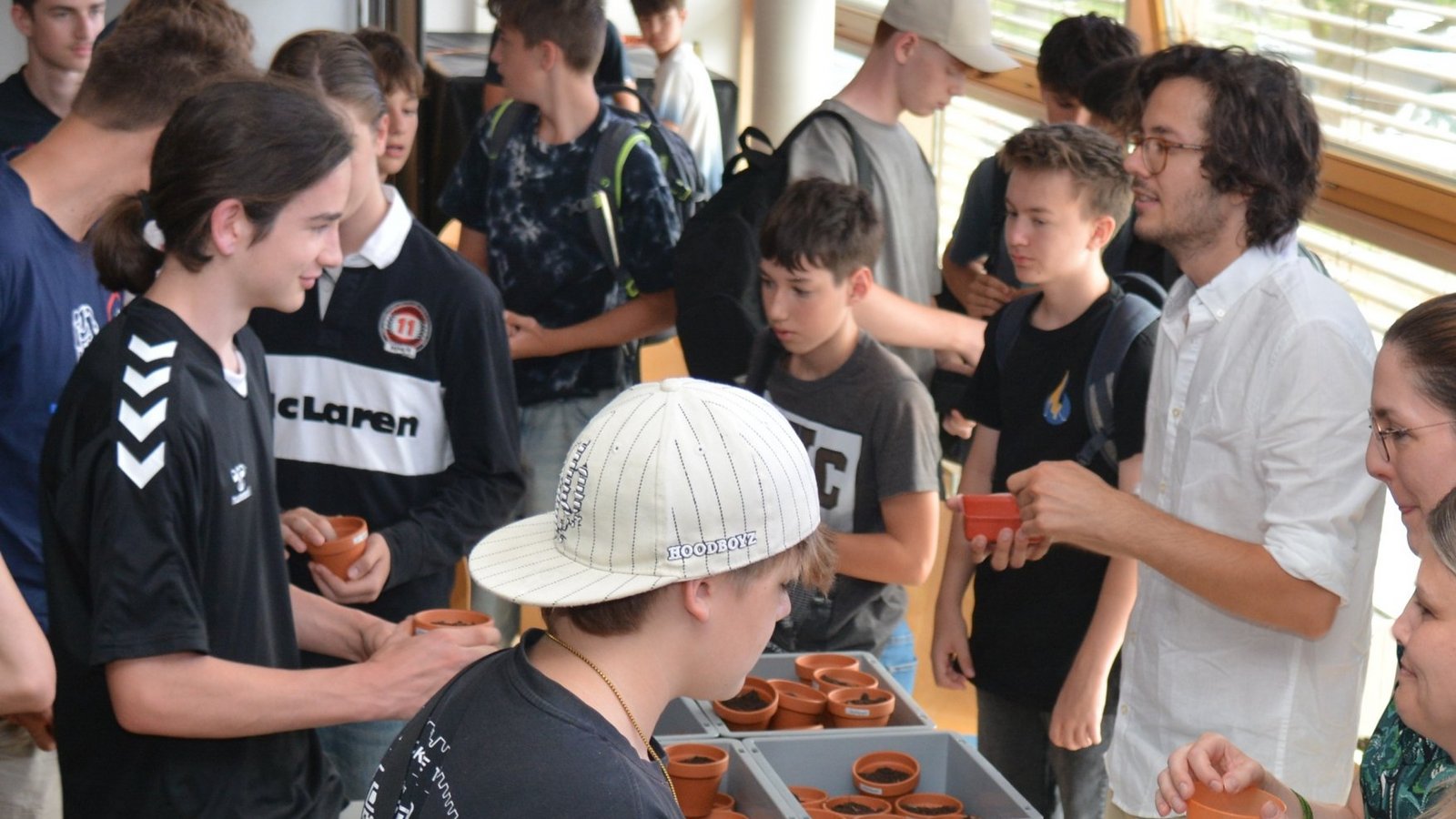 Engagiert: Felix Finkbeiner (rechts) im Beruflichen Schulzentrum Bietigheim-Bissingen. Foto: p Engagiert: Felix Finkbeiner (rechts) im Beruflichen Schulzentrum Bietigheim-Bissingen. Foto: p