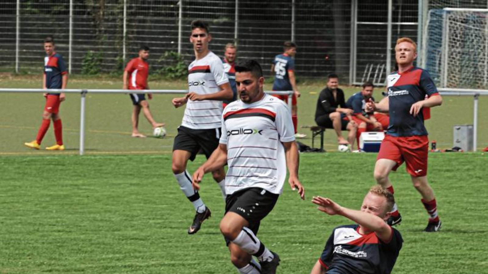 Mit letzter Kraft spitzelt ein Spieler der TSG Heilbronn Marco Conte (links) von der SGM Riexingen den Ball vom Fuß. Foto: Nachreiner