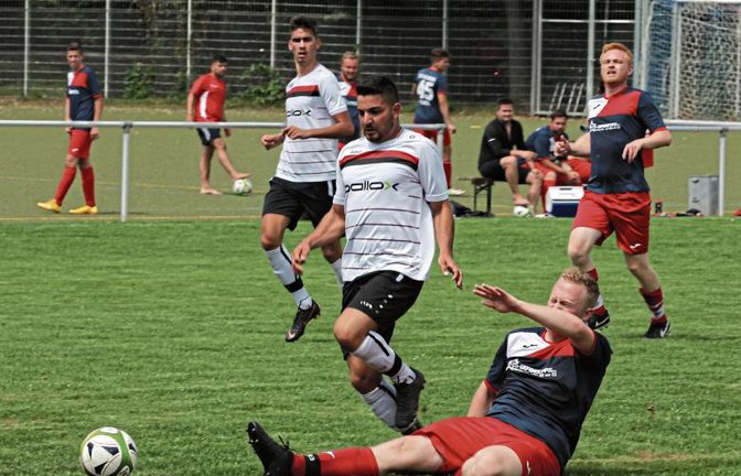 Mit letzter Kraft spitzelt ein Spieler der TSG Heilbronn Marco Conte (links) von der SGM Riexingen den Ball vom Fuß. Foto: Nachreiner