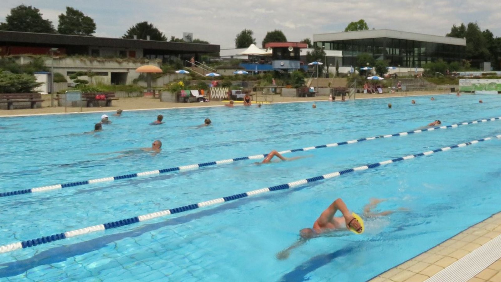 Bei Regen gibt es im Freibad freie Bahn.