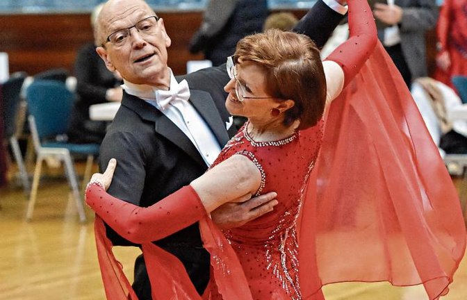 So bunt wie das Programm in der Stromberghalle am vergangenen Wochenende: Rainer und Monika Schnell beim Strombergpokal des TSC Illingen. Am Ende reichte es zu Platz sechs. Foto: Leitner