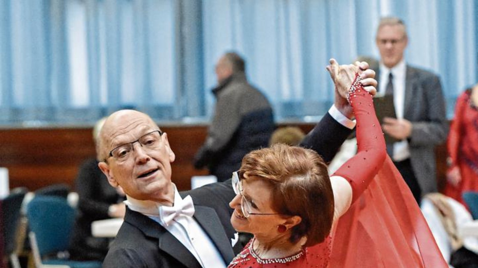 So bunt wie das Programm in der Stromberghalle am vergangenen Wochenende: Rainer und Monika Schnell beim Strombergpokal des TSC Illingen. Am Ende reichte es zu Platz sechs. Foto: Leitner So bunt wie das Programm in der Stromberghalle am vergangenen Wochenende: Rainer und Monika Schnell beim Strombergpokal des TSC Illingen. Am Ende reichte es zu Platz sechs. Foto: Leitner