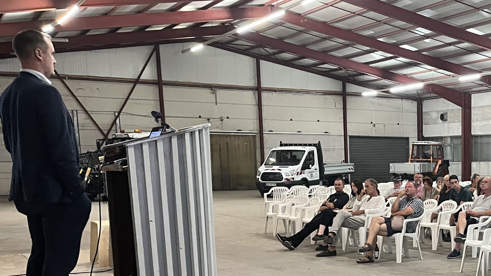 Viel Platz und viele Ideen: Bürgermeister Ron Keller informiert die Oberriexinger bei der Bürgerversammlung über den aktuellen Stand vieler Vorhaben. Fotos: Glemser Viel Platz und viele Ideen: Bürgermeister Ron Keller informiert die Oberriexinger bei der Bürgerversammlung über den aktuellen Stand vieler Vorhaben. Fotos: Glemser