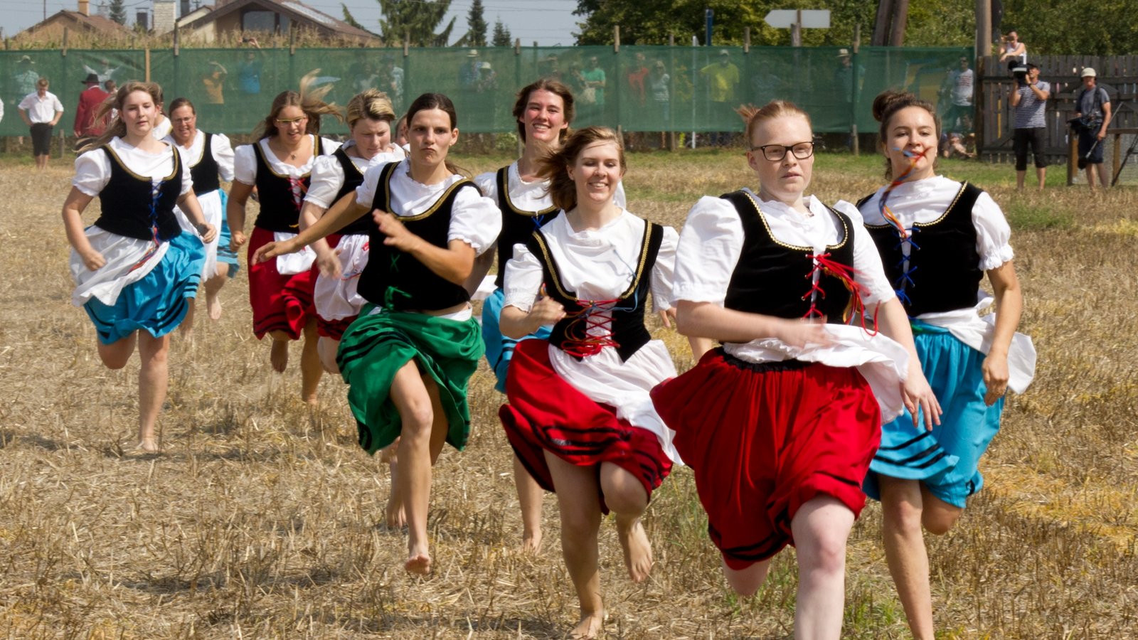 Der Lauf über das Stoppelfeld ist das zentrale Ereignis des Schäferlaufes. Aber auch alle anderen Aspekte des Festes sollen – wie vor Corona – wieder in vollem Umfang stattfinden. Foto: Archiv Der Lauf über das Stoppelfeld ist das zentrale Ereignis des Schäferlaufes. Aber auch alle anderen Aspekte des Festes sollen – wie vor Corona – wieder in vollem Umfang stattfinden. Foto: Archiv