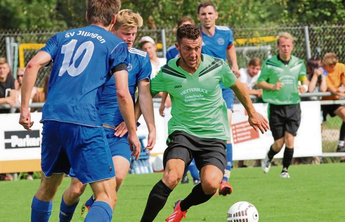 Timur Cakmak (am Ball) wechselt vom TSV Ensingen zur neu gebildeten SGM Roßwag/Mühlhausen. Foto: Archiv/Nachreiner
