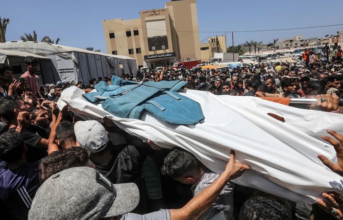 Chan Junis: Palästinenser tragen die Leiche eines Journalisten, der bei einem israelischen Angriff auf das Nasser-Krankenhaus getötet wurde (Archivfoto).<span class='image-autor'>Abed Rahim Khatib/dpa</span>