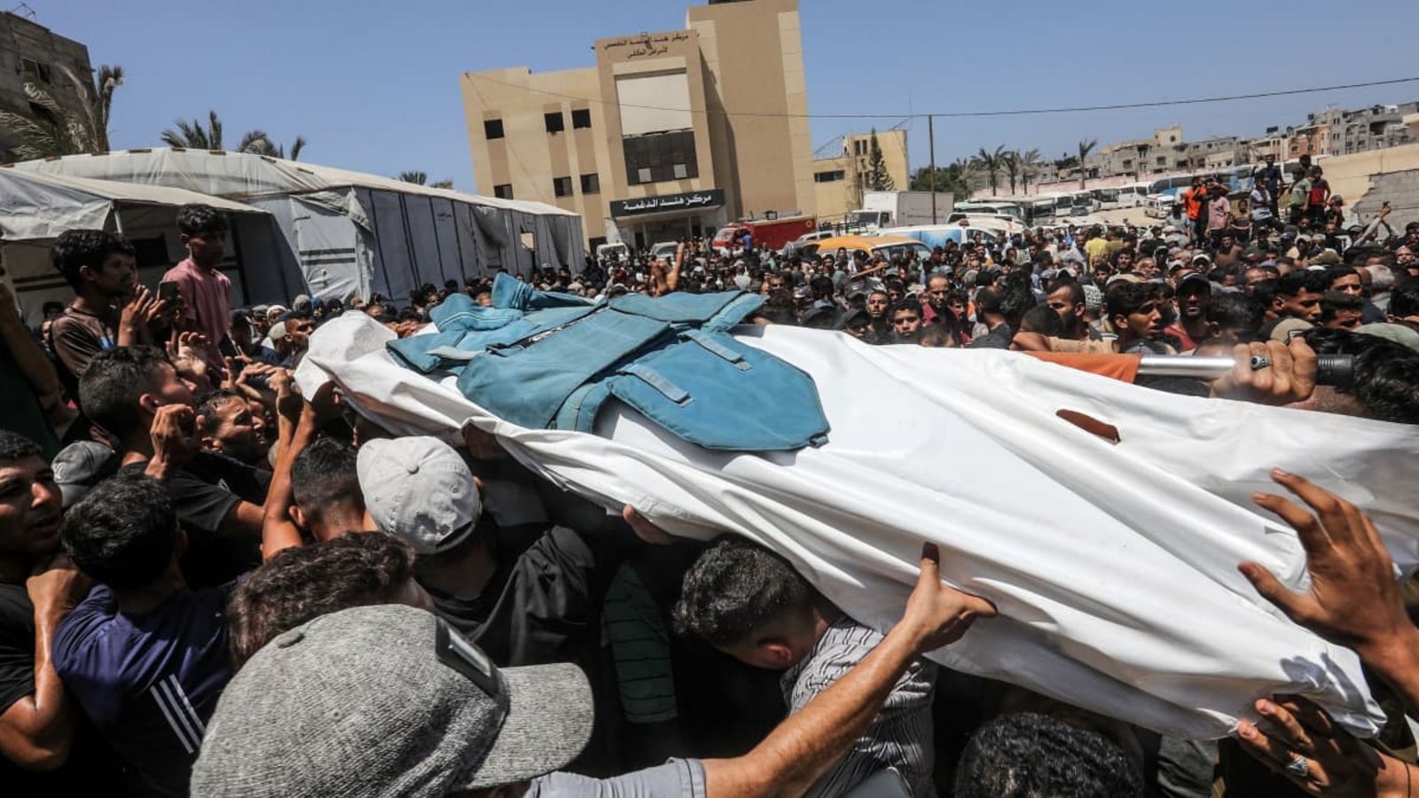 Chan Junis: Palästinenser tragen die Leiche eines Journalisten, der bei einem israelischen Angriff auf das Nasser-Krankenhaus getötet wurde (Archivfoto).Abed Rahim Khatib/dpa