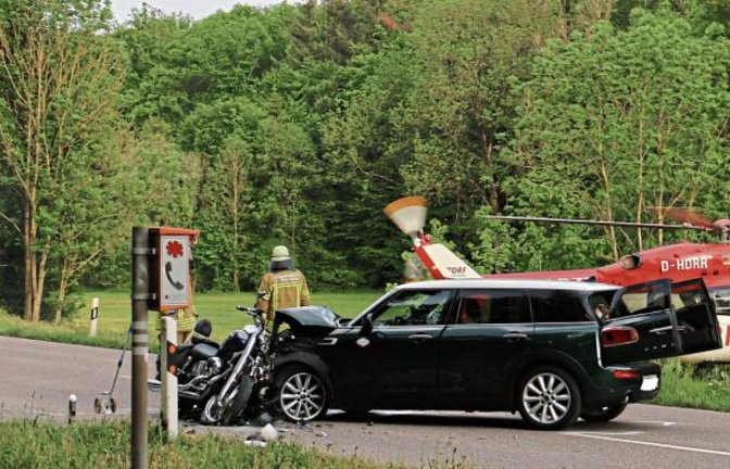 Vier verletzte Personen forderte gestern Abend ein Unfall auf der Verbindungsstraße zwischen Sersheim und Sachsenheim.  Foto: Rücker