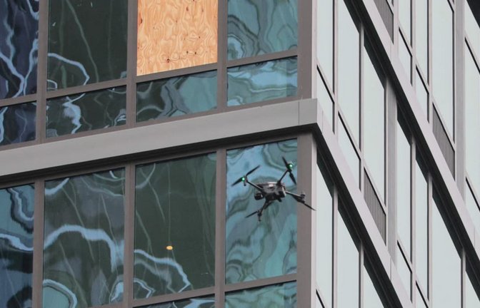Drohne vor der Fassade des ehemaligen Pfizer-Turms in New York – ist das Gebäude einsturzgefährdet?<span class='image-autor'>MICHAEL M. SANTIAGO/afp</span>