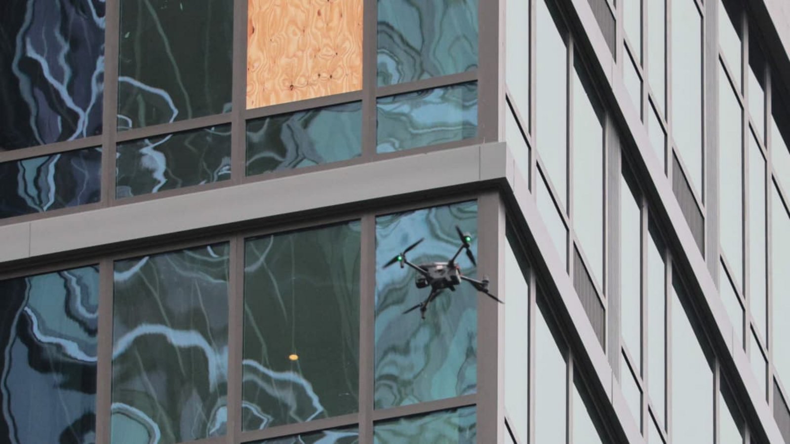 Drohne vor der Fassade des ehemaligen Pfizer-Turms in New York – ist das Gebäude einsturzgefährdet?MICHAEL M. SANTIAGO/afp Drohne vor der Fassade des ehemaligen Pfizer-Turms in New York – ist das Gebäude einsturzgefährdet?MICHAEL M. SANTIAGO/afp