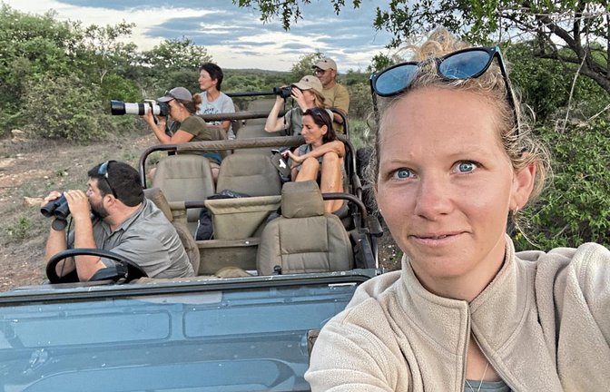 Marie Schmidt auf dem Safarijeep während ihrer Ausbildung zur Naturführerin in Südafrika. Fotos: p