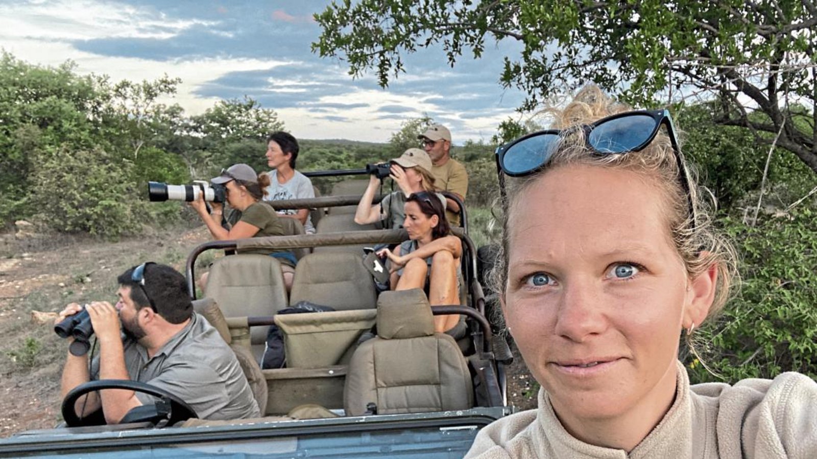 Marie Schmidt auf dem Safarijeep während ihrer Ausbildung zur Naturführerin in Südafrika. Fotos: p Marie Schmidt auf dem Safarijeep während ihrer Ausbildung zur Naturführerin in Südafrika. Fotos: p