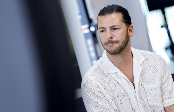 Moderator Riccardo Basile bei einem Auftritt bei den Sommer-Aktionstagen im Wohnmobilpark Bad Honnef.<span class='image-autor'>IMAGO/Panama Pictures</span>