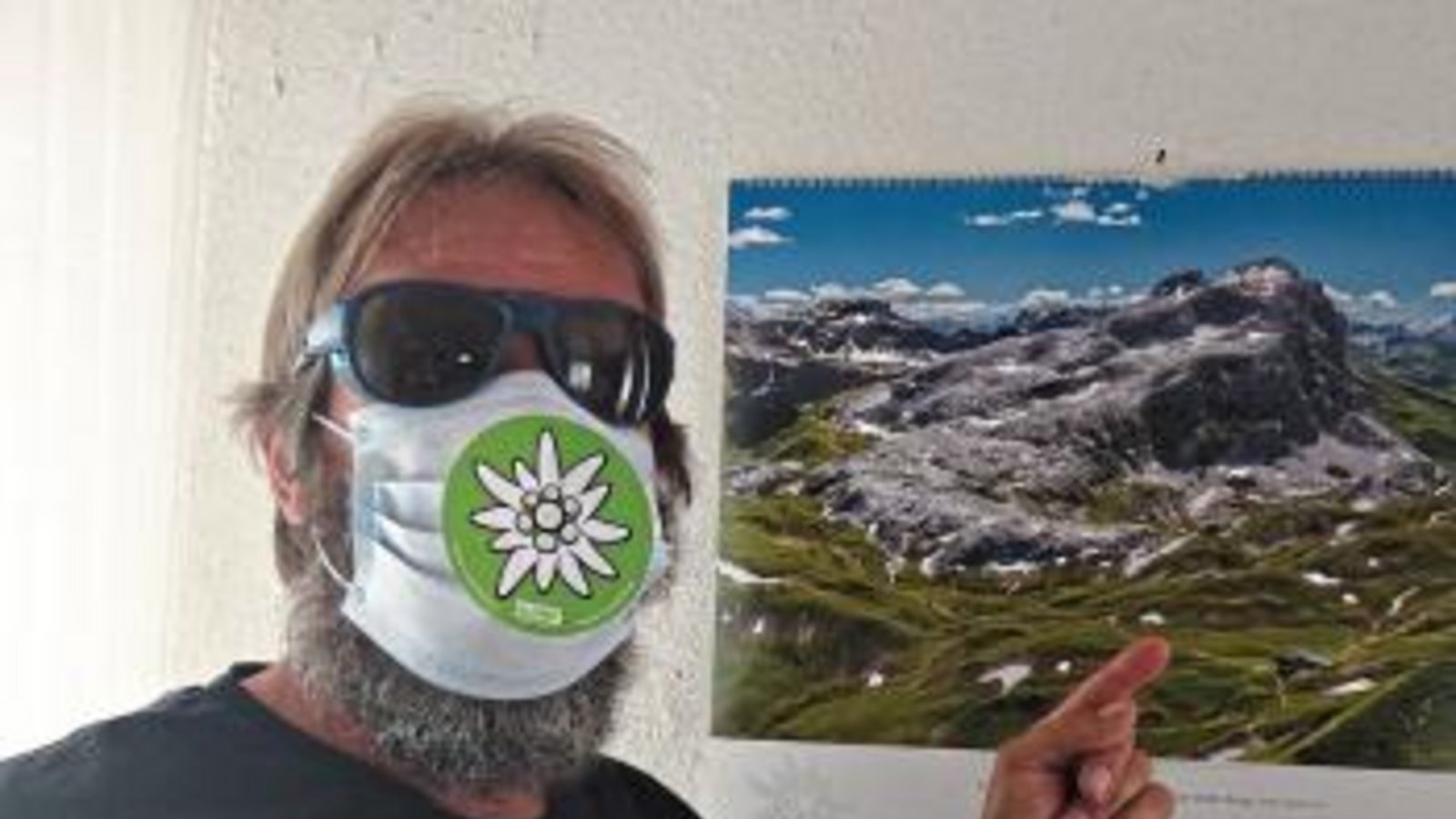 Mit DAV-Maske heißt der Sektionsvorsitzende Roland Fischer Besucher willkommen. Foto: p Mit DAV-Maske heißt der Sektionsvorsitzende Roland Fischer Besucher willkommen. Foto: p