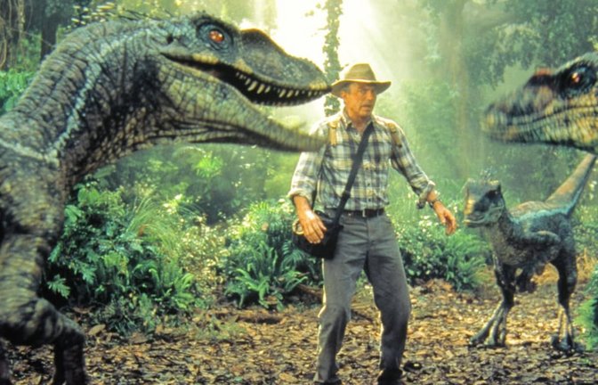 Umgeben von Dinos&nbsp;– Sam Neill wurde als Paläontologe Dr. Alan Grant in 2Jurassic Park“ berühmt.<span class='image-autor'>imago images/Cinema Publishers Collection</span>