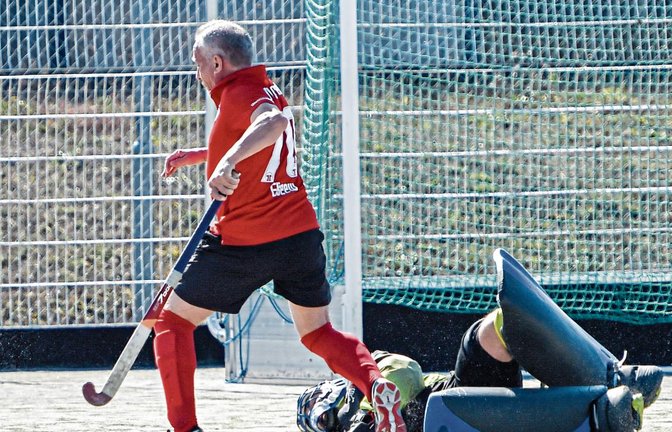 Starker Rückhalt für die SG Vaihingen/Ludwigsburg: Torhüter Daniel Löpsinger (am Boden) Foto: Leitner