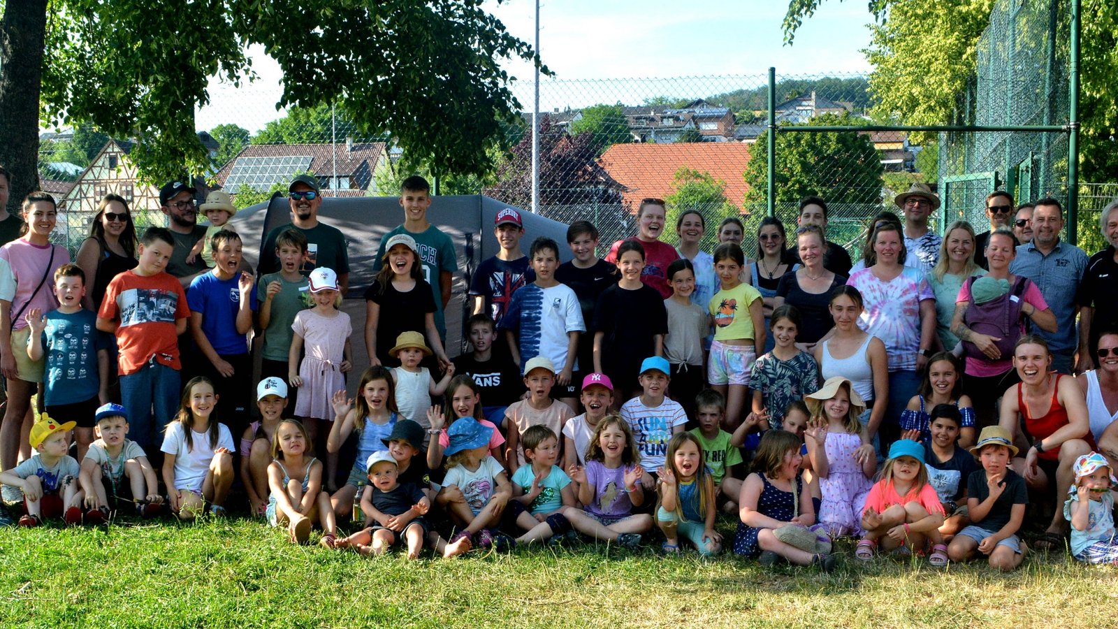Endlich geht es los: Die Teilnehmenden des Zeltlagers freuen sich auf viele gemeinsame Aktionen. Foto: Stahlfeld Endlich geht es los: Die Teilnehmenden des Zeltlagers freuen sich auf viele gemeinsame Aktionen. Foto: Stahlfeld