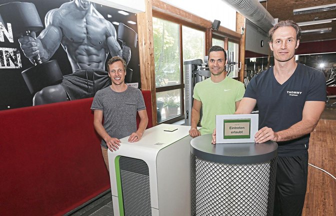 Sorgen im Fitnessstudio von Thomas Gabriel (von rechts), Thommy Sports, für die technische Umsetzung des neuen Hygienekonzepte: Christian Pichl und Fabian Degenhart Foto: Küppers