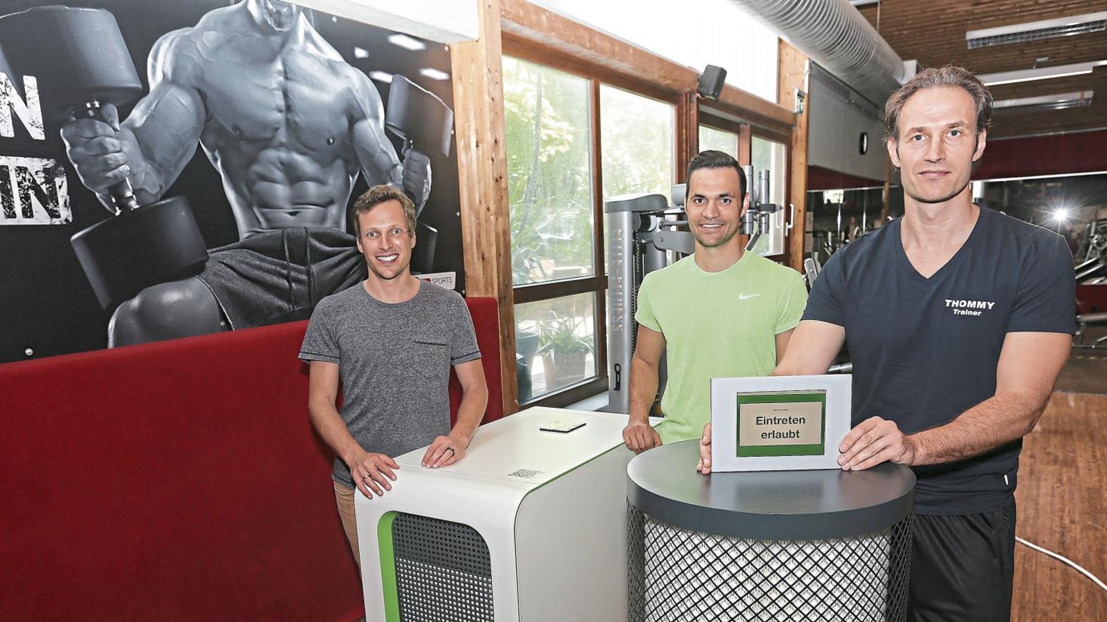 Sorgen im Fitnessstudio von Thomas Gabriel (von rechts), Thommy Sports, für die technische Umsetzung des neuen Hygienekonzepte: Christian Pichl und Fabian Degenhart Foto: Küppers Sorgen im Fitnessstudio von Thomas Gabriel (von rechts), Thommy Sports, für die technische Umsetzung des neuen Hygienekonzepte: Christian Pichl und Fabian Degenhart Foto: Küppers