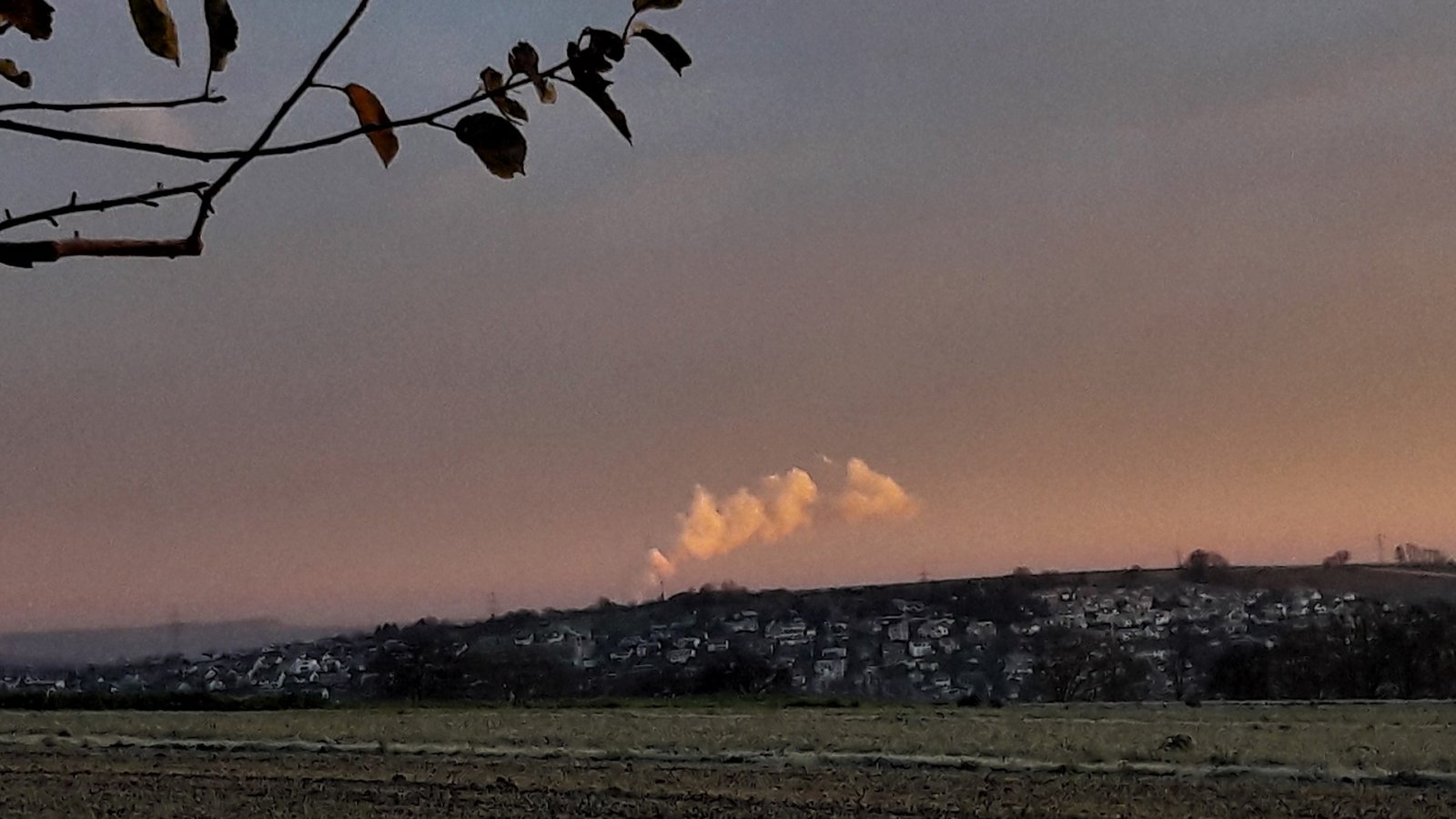 Gestern leuchtete der Dampf vom Atomkraftwerk Neckarwestheim im Morgenlicht wieder bis Aurich herüber. Wie lange noch? Laut ausgestrahlt.de wird am 14. Dezember am Verwaltungsgerichtshof Mannheim zur Klage auf sofortige Einstellung des Betriebs und Widerruf der Betriebsgenehmigung des AKW Neckarwestheim-2 verhandelt. Anlass der Klage seien die immer neuen Risse an sicherheitsrelevanten Rohren des Reaktors, die seit 2018 Jahr für Jahr nachgewiesen werden. Bei den mehr als 350 Rissen handele es sich um Spannungsrisskorrosion und damit um dieselbe Art Risse, wegen der aktuell zahlreiche französische AKW auf behördliche Anordnung stilllägen. Die Ursache der Risse in Neckarwestheim-2 sei bis heute nicht behoben, schreibt ausgestrahlt.de. Foto: Rücker