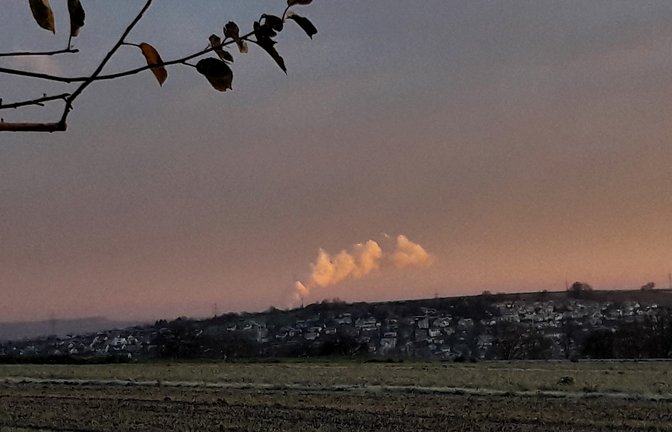 Gestern leuchtete der Dampf vom Atomkraftwerk Neckarwestheim im Morgenlicht wieder bis Aurich herüber. Wie lange noch? Laut ausgestrahlt.de wird am 14. Dezember am Verwaltungsgerichtshof Mannheim zur Klage auf sofortige Einstellung des Betriebs und Widerruf der Betriebsgenehmigung des AKW Neckarwestheim-2 verhandelt. Anlass der Klage seien die immer neuen Risse an sicherheitsrelevanten Rohren des Reaktors, die seit 2018 Jahr für Jahr nachgewiesen werden. Bei den mehr als 350 Rissen handele es sich um Spannungsrisskorrosion und damit um dieselbe Art Risse, wegen der aktuell zahlreiche französische AKW auf behördliche Anordnung stilllägen. Die Ursache der Risse in Neckarwestheim-2 sei bis heute nicht behoben, schreibt ausgestrahlt.de. <span class='image-autor'>Foto: Rücker</span>