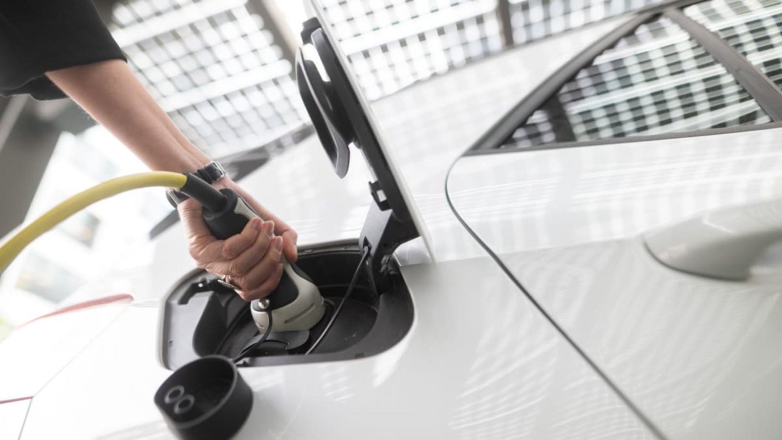 Im Zuge der Energiekrise steigt der Absatz an E-Autos.Sebastian Gollnow/dpa-tmn/dpa