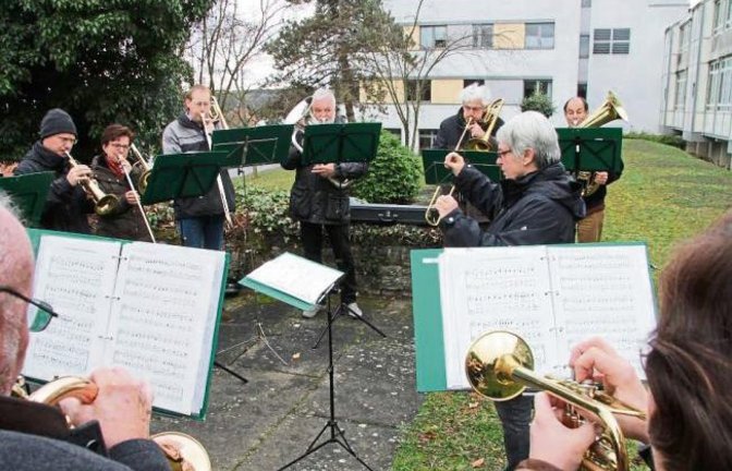Seit Jahrzehnten spielten die Vaihinger Posaunenchöre an jedem Sonntagmorgen vor dem Krankenhaus für die Patienten. Da die Notfallversorgung in der kommenden Woche eingestellt wird, bliesen die Posaunisten gestern ein letztes Mal in ihre Instrumente. Der 