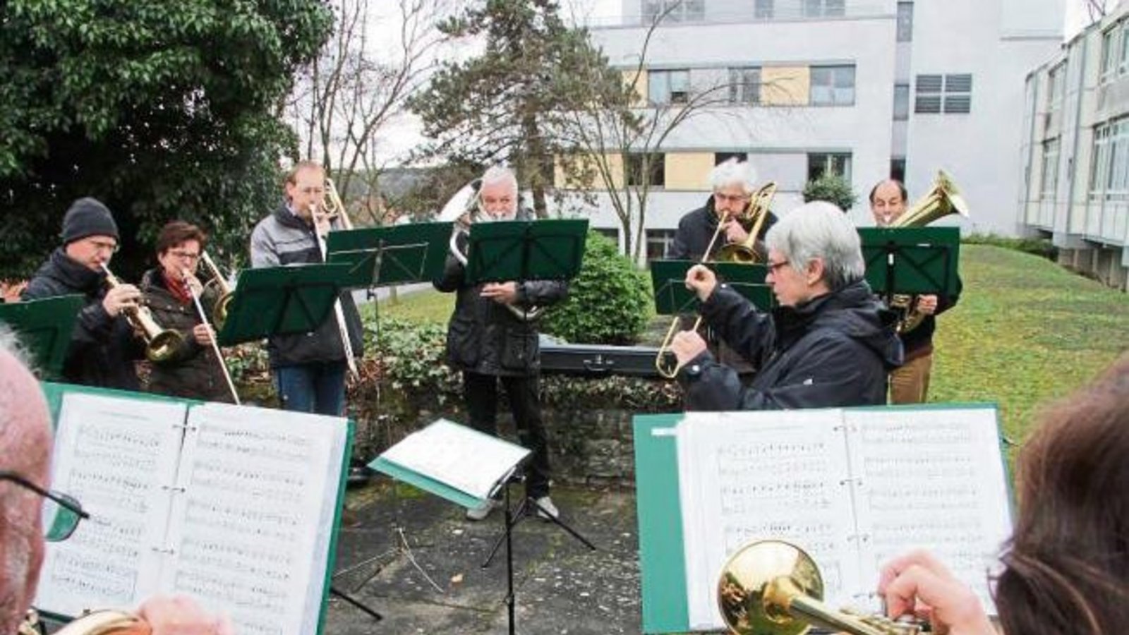 Seit Jahrzehnten spielten die Vaihinger Posaunenchöre an jedem Sonntagmorgen vor dem Krankenhaus für die Patienten. Da die Notfallversorgung in der kommenden Woche eingestellt wird, bliesen die Posaunisten gestern ein letztes Mal in ihre Instrumente. Der Seit Jahrzehnten spielten die Vaihinger Posaunenchöre an jedem Sonntagmorgen vor dem Krankenhaus für die Patienten. Da die Notfallversorgung in der kommenden Woche eingestellt wird, bliesen die Posaunisten gestern ein letztes Mal in ihre Instrumente. Der