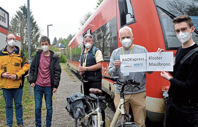 VCD-Landesvorsitzender Matthias Lieb (Zweiter von rechts) und Zugbegleiter Marlon Frommer (rechts) begrüßten die ersten Fahrgäste im „Radexpress Kloster Maulbronn“. Foto: Stahlfeld
