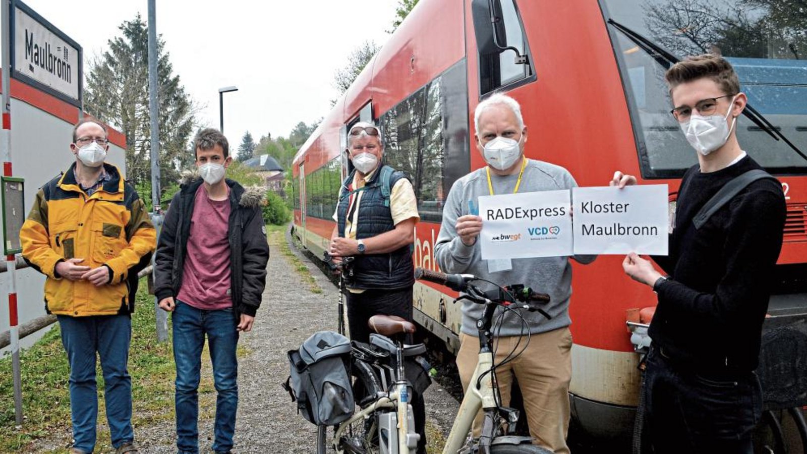 VCD-Landesvorsitzender Matthias Lieb (Zweiter von rechts) und Zugbegleiter Marlon Frommer (rechts) begrüßten die ersten Fahrgäste im „Radexpress Kloster Maulbronn“. Foto: Stahlfeld VCD-Landesvorsitzender Matthias Lieb (Zweiter von rechts) und Zugbegleiter Marlon Frommer (rechts) begrüßten die ersten Fahrgäste im „Radexpress Kloster Maulbronn“. Foto: Stahlfeld