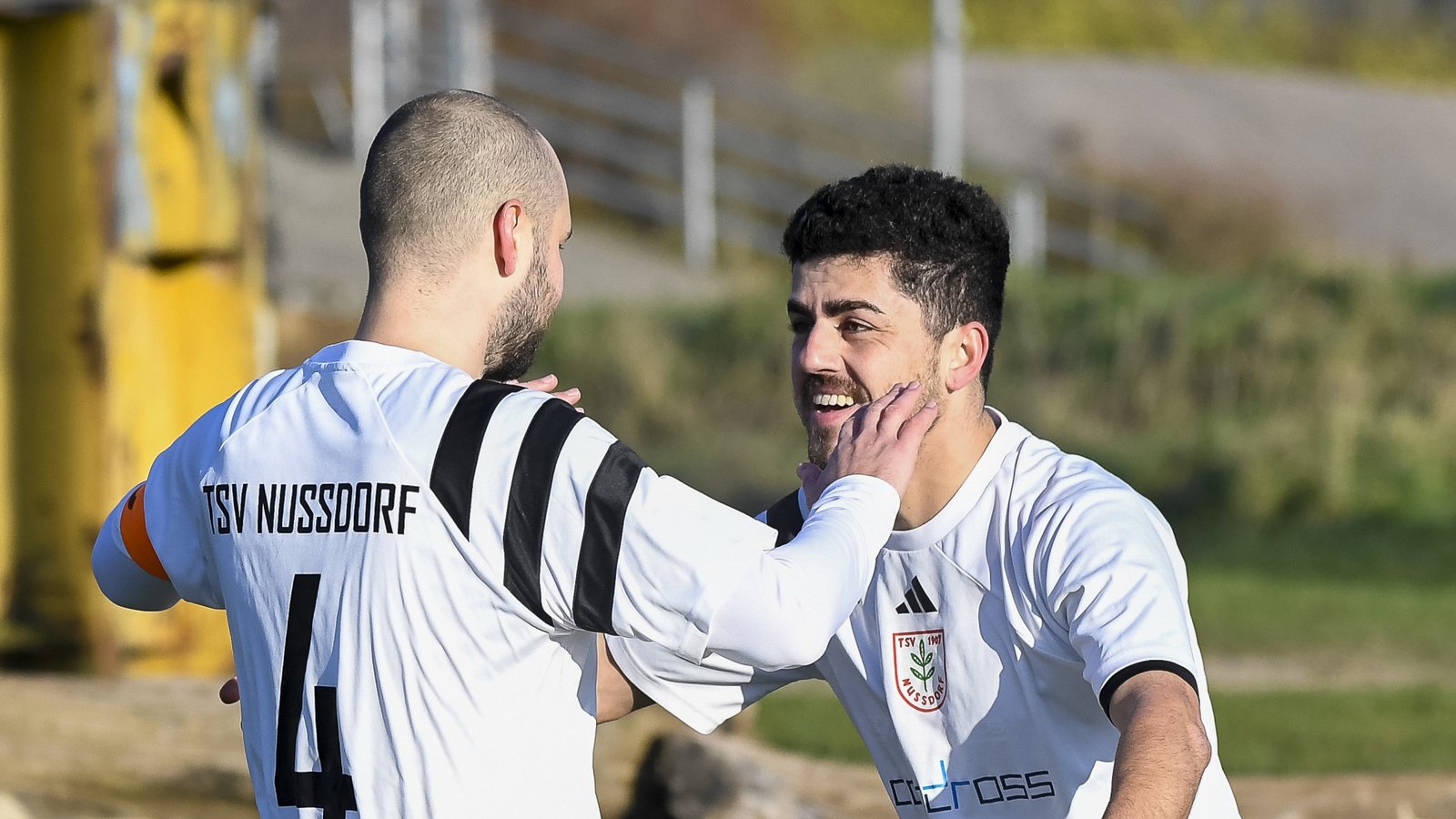 Bei den Nussdorfern um Heiko Dieterle (links) und Hakan Atalay ist die Hoffnung nach dem Heimerfolg gegen den TASV Hessigheim zurück. Foto: Leitner Bei den Nussdorfern um Heiko Dieterle (links) und Hakan Atalay ist die Hoffnung nach dem Heimerfolg gegen den TASV Hessigheim zurück. Foto: Leitner