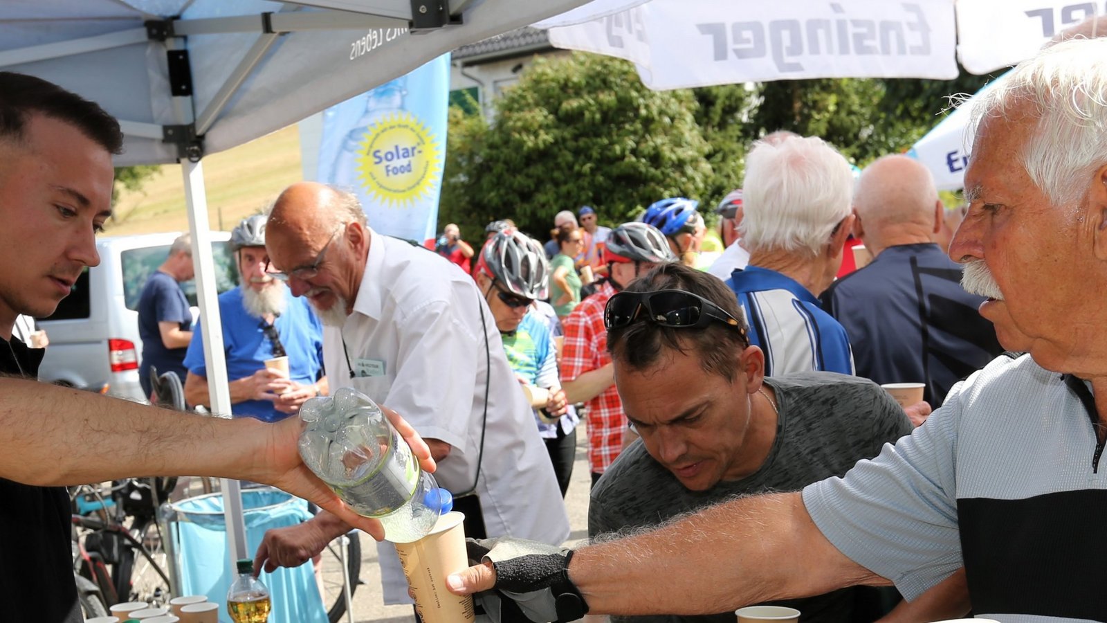 Die Getränke werden den Helfern am Ensinger-Stand in Serres beinahe aus den Händen gerissen. Streckenführung und Wetter machen aber auch einfach Durst.  Fotos: Arning, Kauer, Küppers