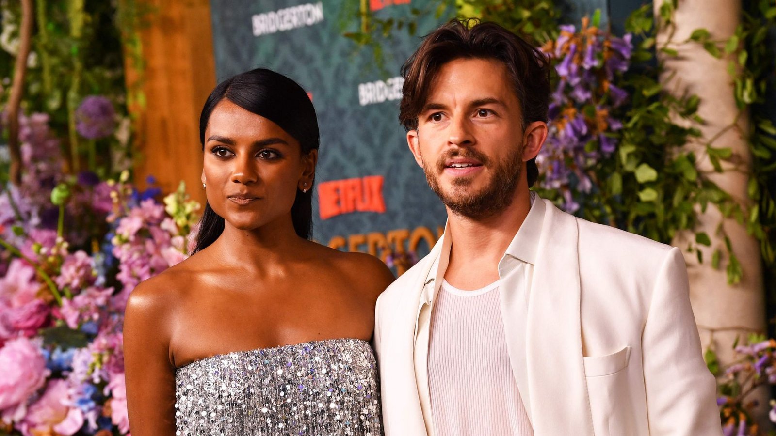 Haben den Staffelstab übergeben: Simone Ashley und Jonathan Bailey spielten die Hauptrollen in Staffel zwei.Foto: AFP/ANDREA RENAULT Haben den Staffelstab übergeben: Simone Ashley und Jonathan Bailey spielten die Hauptrollen in Staffel zwei.Foto: AFP/ANDREA RENAULT