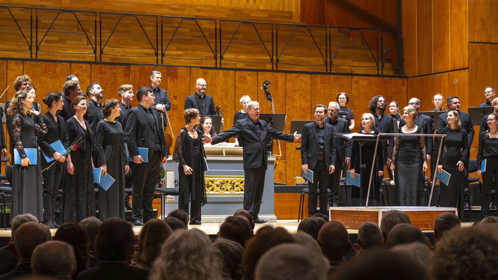Großer Beifall in der Stuttgarter Liederhalle für Hans-Christoph Rademann und die Gaechinger CantoreyFoto: Großer Beifall in der Stuttgarter Liederhalle für Hans-Christoph Rademann und die Gaechinger CantoreyFoto: 