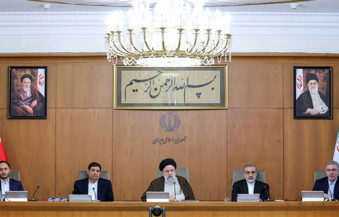 Die iranische Regierung will nach dem Tod von  Präsident Raisis (Mitte) ohne „die geringste Störung“ weiterarbeiten. (Archivbild)<span class='image-autor'>Foto: imago//Iranian Presidency</span>