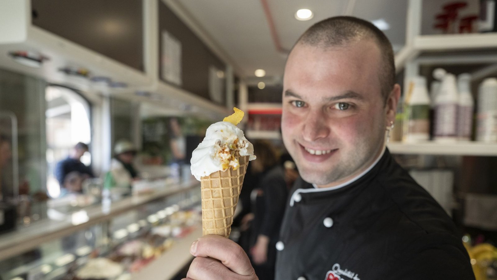 Gelatiere Thomas Micolino aus Rottenburg.Foto: Marijan Murat/dpa