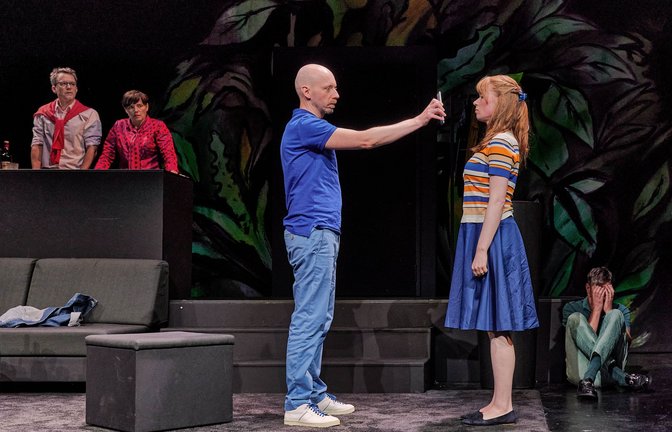 Showdown mit Geständnis: Lele (Daniel Großkämper) konfrontiert seine Frau Carlotta (Feline Zimmermann) mit der Handy-Wahrheit (vorne; hinten von links: Marcus Michalski, Kristin Göpfert und Boris Rosenberg).<span class='image-autor'>Foto: Patrick Pfeiffer</span>