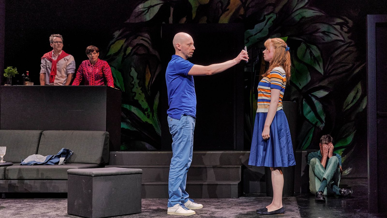 Showdown mit Geständnis: Lele (Daniel Großkämper) konfrontiert seine Frau Carlotta (Feline Zimmermann) mit der Handy-Wahrheit (vorne; hinten von links: Marcus Michalski, Kristin Göpfert und Boris Rosenberg).Foto: Patrick Pfeiffer Showdown mit Geständnis: Lele (Daniel Großkämper) konfrontiert seine Frau Carlotta (Feline Zimmermann) mit der Handy-Wahrheit (vorne; hinten von links: Marcus Michalski, Kristin Göpfert und Boris Rosenberg).Foto: Patrick Pfeiffer