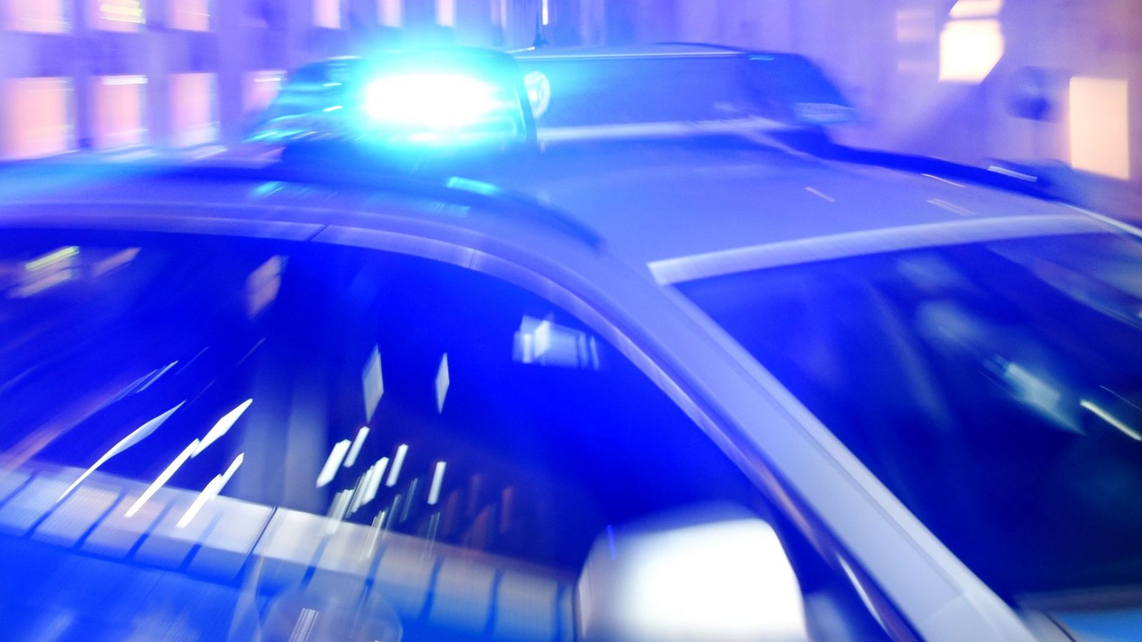 Unfall auf der Autobahn: Die Polizei musste die Fahrbahn stellenweise komplett sperren.Foto: Carsten Rehder/dpa