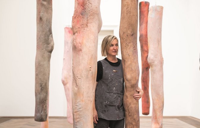 Kaari Upson 2019 zwischen den Abgüssen der Beine ihrer Mutter. Zwei Jahre später starb die Künstlerin.<span class='image-autor'>Foto: Kaari Upson Trust</span>