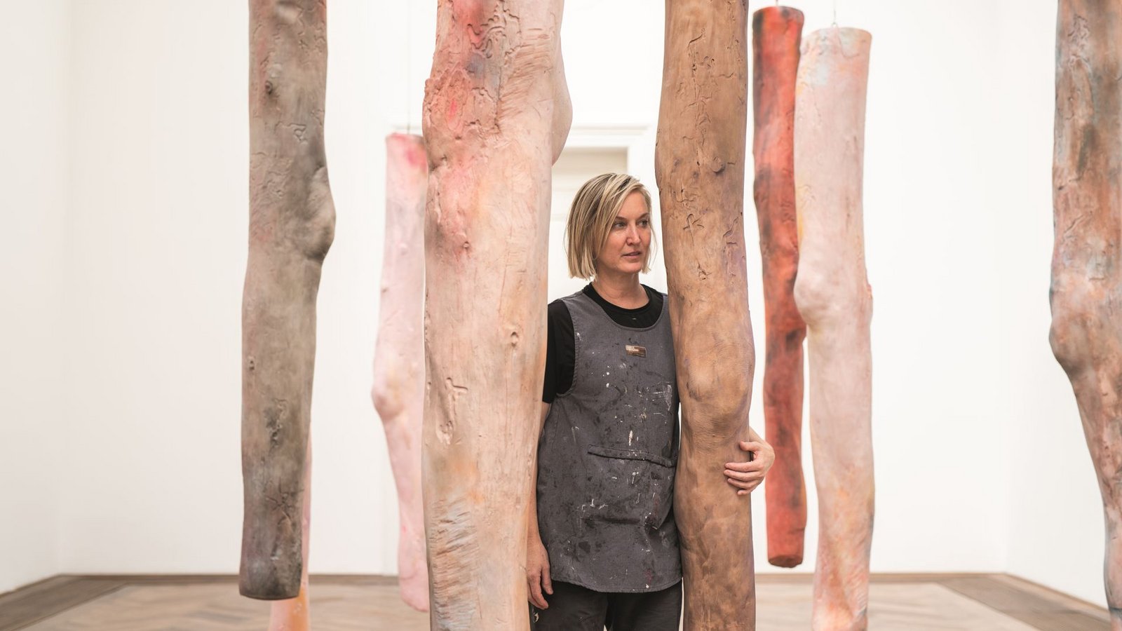 Kaari Upson 2019 zwischen den Abgüssen der Beine ihrer Mutter. Zwei Jahre später starb die Künstlerin.Foto: Kaari Upson Trust