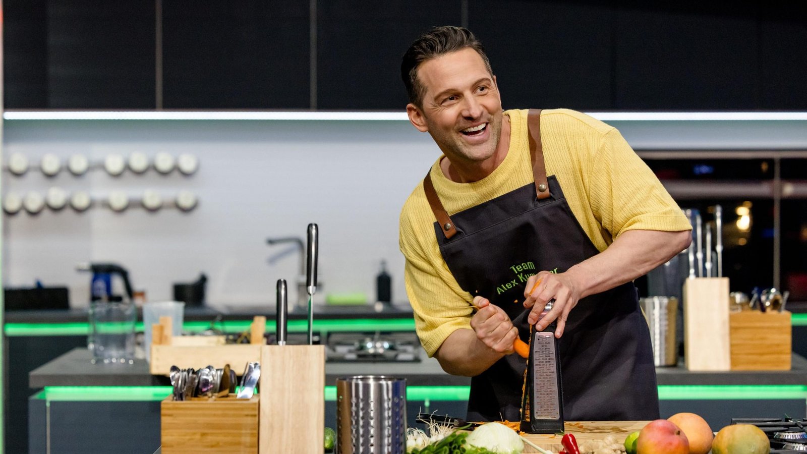 Hat nach Folge 1 die meisten Kandidaten in seinem Team: Alex Kumptner.Foto: SAT.1 / Nadine Rupp Hat nach Folge 1 die meisten Kandidaten in seinem Team: Alex Kumptner.Foto: SAT.1 / Nadine Rupp