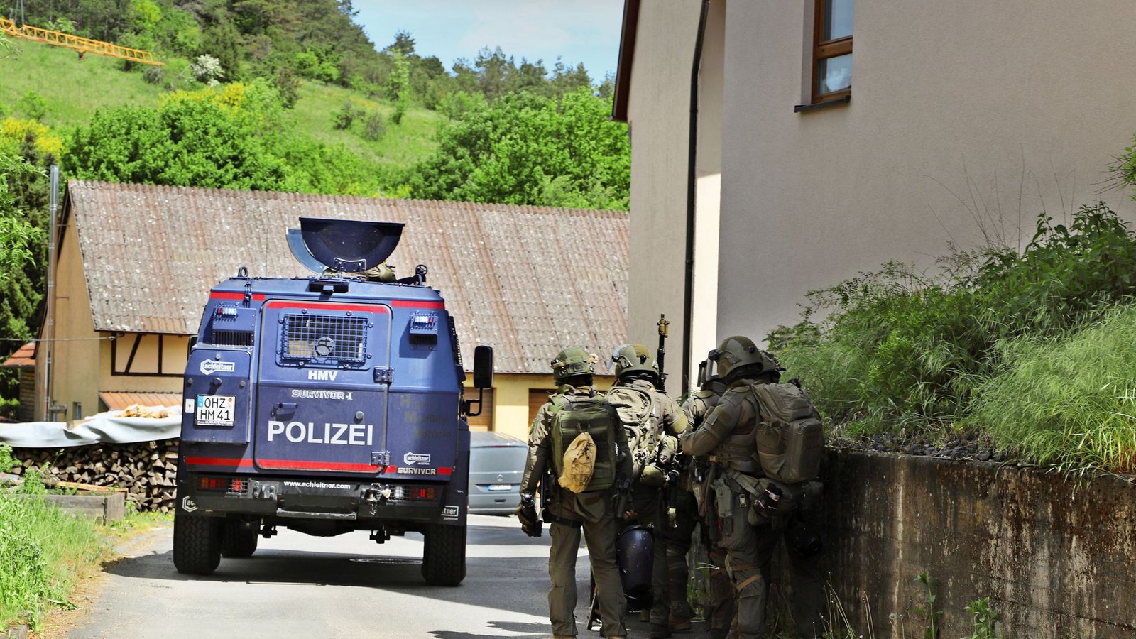 Drei Wochen nach dem Einsatz im April 2022 durchsucht das SEK erneut das Anwesen mutmaßlicher Reichsbürger. Das Sonderfahrzeug wurde in Niedersachsen geliehen.Foto: StN/Franz Feyder Drei Wochen nach dem Einsatz im April 2022 durchsucht das SEK erneut das Anwesen mutmaßlicher Reichsbürger. Das Sonderfahrzeug wurde in Niedersachsen geliehen.Foto: StN/Franz Feyder