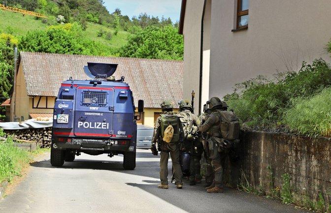 Drei Wochen nach dem Einsatz im April 2022 durchsucht das SEK erneut das Anwesen mutmaßlicher Reichsbürger. Das Sonderfahrzeug wurde in Niedersachsen geliehen.<span class='image-autor'>Foto: StN/Franz Feyder</span>